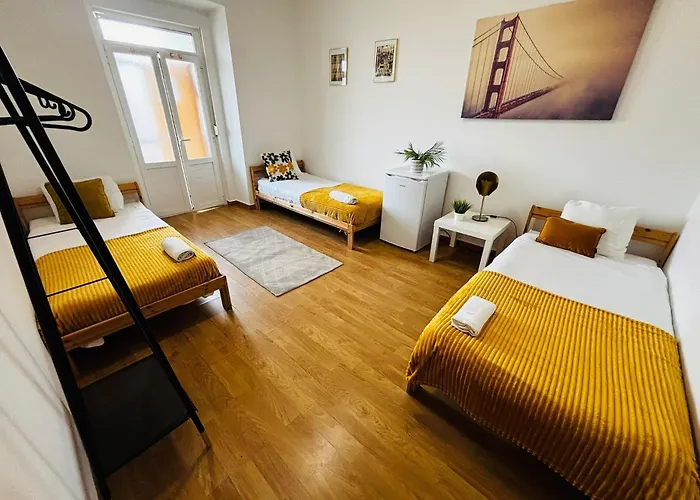 Luxury In Marques De Pombal, Centre Of Hostel *
